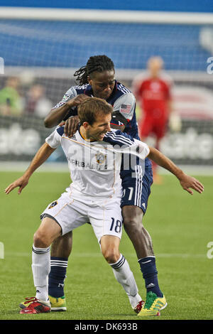 28. Mai 2011 - Foxborough, Massachusetts, blockiert USA - Los Angeles Galaxy vorwärts Mike Magee (18) New England Revolution Mittelfeldspieler Shalrie Joseph (21) in der ersten Hälfte des Spiels.  LA Galaxy besiegten die New England Revolution 1 - 0. (Kredit-Bild: © Mark Box/Southcreek Global/ZUMAPRESS.com) Stockfoto