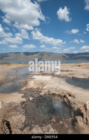 Dampf steigt von Lake Bogoria Thermalquellen in Kenia Stockfoto