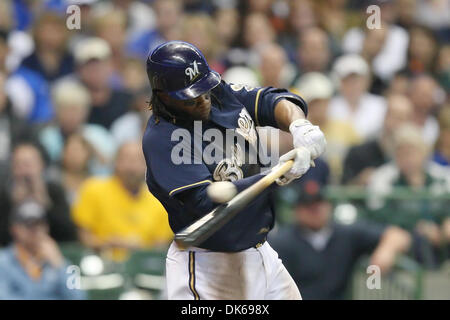 29. Mai 2011 - Milwaukee, Wisconsin, USA - Milwaukee Brewers zweiter Basisspieler vermisst Rickie Wochen (23) nur diese Tonhöhe während bis zur Fledermaus. Brauereien führen die Riesen 6-0 im 8. Inning. im Miller Park in Milwaukee. (Kredit-Bild: © John Fisher/Southcreek Global/ZUMAPRESS.com) Stockfoto