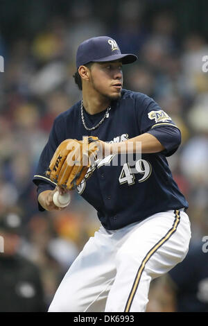 29. Mai 2011 - liefert Milwaukee, Wisconsin, USA - Milwaukee Brewers ab Krug Yovani Gallardo (49) einen Stellplatz im Spiel. Die Milwaukee Brewers besiegte die San Francisco Giants 6-0 im Miller Park in Milwaukee. (Kredit-Bild: © John Fisher/Southcreek Global/ZUMAPRESS.com) Stockfoto