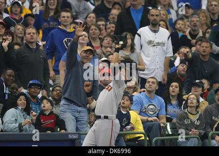 29. Mai 2011 - fängt Milwaukee, Wisconsin, USA - San Francisco Giants dritte Baseman Emmanuel Burriss (2) einen Ball vor den Milwaukee-Fans. Die Milwaukee Brewers besiegte die San Francisco Giants 6-0 im Miller Park in Milwaukee. (Kredit-Bild: © John Fisher/Southcreek Global/ZUMAPRESS.com) Stockfoto