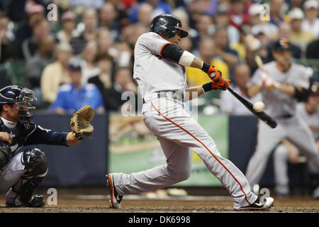 29. Mai 2011 - Milwaukee, Wisconsin, erhält US - San Francisco Giants Emmanuel Burriss (2) einen Base-Hit auf diesem zu bat im Spiel. Die Milwaukee Brewers besiegte die San Francisco Giants 6-0 im Miller Park in Milwaukee. (Kredit-Bild: © John Fisher/Southcreek Global/ZUMAPRESS.com) Stockfoto