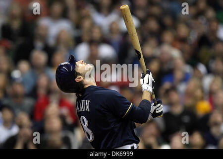 29. Mai 2011 - sieht Milwaukee, Wisconsin, USA - Milwaukee Brewers linker Feldspieler Ryan Braun (8) senkrecht nach oben in der Luft, wie er einen Stellplatz aus fouls. Die Milwaukee Brewers besiegte die San Francisco Giants 6-0 im Miller Park in Milwaukee. (Kredit-Bild: © John Fisher/Southcreek Global/ZUMAPRESS.com) Stockfoto