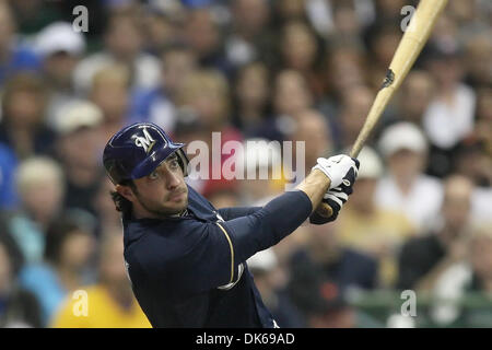 29. Mai 2011 - Uhren Milwaukee, Wisconsin, USA - Milwaukee Brewers linker Feldspieler RYAN BRAUN (8) die Kugel Drift auf das foul an bat. Die Milwaukee Brewers schlagen die San Francisco Giants 6-0 im Miller Park. (Kredit-Bild: © John Fisher/Southcreek Global/ZUMAPRESS.com) Stockfoto