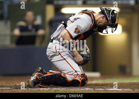 29. Mai 2011 - legt Milwaukee, Wisconsin, USA - San Francisco Giants Catcher Chris Stewart seinen Kopf nieder, als ein weiteres Milwaukee laufen die Platte überquert. Die Milwaukee Brewers besiegte die San Francisco Giants 6-0 im Miller Park in Milwaukee. (Kredit-Bild: © John Fisher/Southcreek Global/ZUMAPRESS.com) Stockfoto