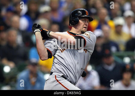 29. Mai 2011 - Milwaukee, Wisconsin, USA - San Francisco Giants erster Basisspieler schwingt Aubrey Huff (17) an einen Platz auf diesem zu bat. Die Milwaukee Brewers besiegte die San Francisco Giants 6-0 im Miller Park in Milwaukee. (Kredit-Bild: © John Fisher/Southcreek Global/ZUMAPRESS.com) Stockfoto