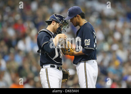 29. Mai 2011 - hat Milwaukee, Wisconsin, USA - Milwaukee Brewers ab Krug Yovani Gallardo (49) ein Gespräch mit seinem Catcher Jonathan Lucroy (20) im Spiel. Die Milwaukee Brewers besiegte die San Francisco Giants 6-0 im Miller Park in Milwaukee. (Kredit-Bild: © John Fisher/Southcreek Global/ZUMAPRESS.com) Stockfoto