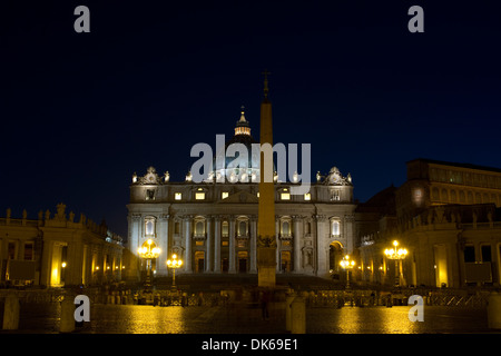 Petersdom in dem Petersplatz, Vatikan-Stadt mit der berühmten vier tausend Jahre alten ägyptischen Obelisken. Stockfoto