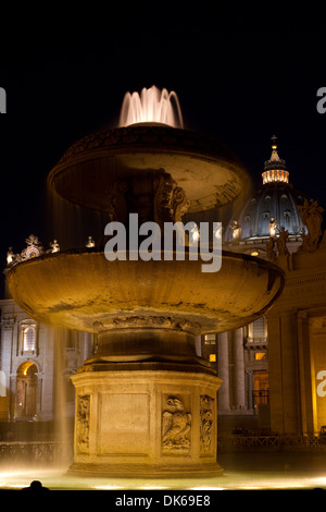 Carlo Maderno Brunnen in dem Petersplatz, Vatikan mit dem Petersdom hinter. Stockfoto