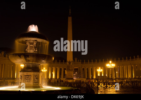 Carlo Maderno Brunnen in dem Petersplatz, Vatikan-Stadt, zusammen mit einer 4000 Jahre alten ägyptischen Obelisken. Stockfoto