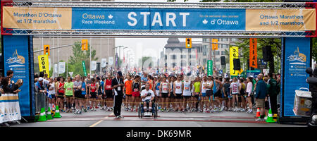 29. Mai 2011 - Ottawa, Ontario, Kanada - 29. Mai 2011 - der Massenstart des nationalen Kapitals Marathons in der Innenstadt von Ottawa, Ontario, Kanada. (Kredit-Bild: © Leon Switzer/Southcreek Global/ZUMAPRESS.com) Stockfoto