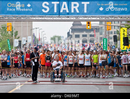 29. Mai 2011 - Ottawa, Ontario, Kanada - 29. Mai 2011 - der Massenstart des nationalen Kapitals Marathons in der Innenstadt von Ottawa, Ontario, Kanada. (Kredit-Bild: © Leon Switzer/Southcreek Global/ZUMAPRESS.com) Stockfoto