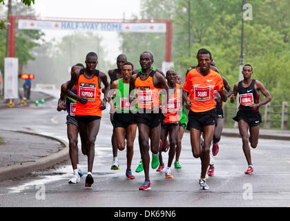 29. Mai 2011 - Ottawa, Ontario, Kanada - 29. Mai 2011 - die Führungspaket der Eliteläufer während des nationalen Kapitals-Marathons in der Innenstadt von Ottawa, Ontario, Kanada. (Kredit-Bild: © Leon Switzer/Southcreek Global/ZUMAPRESS.com) Stockfoto