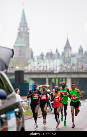 29. Mai 2011 - Ottawa, Ontario, Kanada - 29. Mai 2011 - die Elite Pack Läufer während des nationalen Kapitals-Marathons in der Innenstadt von Ottawa, Ontario, Kanada. (Kredit-Bild: © Leon Switzer/Southcreek Global/ZUMAPRESS.com) Stockfoto