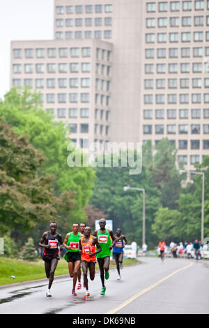 29. Mai 2011 - Ottawa, Ontario, Kanada - 29. Mai 2011 - die Elite Pack Läufer während des nationalen Kapitals-Marathons in der Innenstadt von Ottawa, Ontario, Kanada. (Kredit-Bild: © Leon Switzer/Southcreek Global/ZUMAPRESS.com) Stockfoto