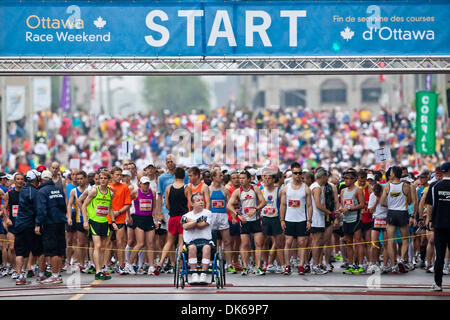 29. Mai 2011 - Ottawa, Ontario, Kanada - 29. Mai 2011 - der Massenstart des nationalen Kapitals Marathons in der Innenstadt von Ottawa, Ontario, Kanada. (Kredit-Bild: © Leon Switzer/Southcreek Global/ZUMAPRESS.com) Stockfoto