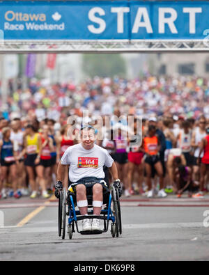 29. Mai 2011 - Ottawa, Ontario, Kanada - 29. Mai 2011 - der Massenstart des nationalen Kapitals Marathons in der Innenstadt von Ottawa, Ontario, Kanada. (Kredit-Bild: © Leon Switzer/Southcreek Global/ZUMAPRESS.com) Stockfoto