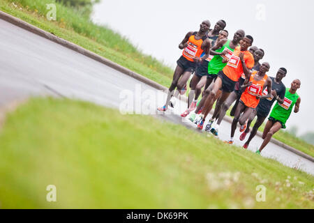 29. Mai 2011 - Ottawa, Ontario, Kanada - 29. Mai 2011 - die Führungspaket der Eliteläufer während des nationalen Kapitals-Marathons in der Innenstadt von Ottawa, Ontario, Kanada. (Kredit-Bild: © Leon Switzer/Southcreek Global/ZUMAPRESS.com) Stockfoto