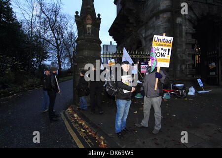 Glasgow, Schottland. 3. Dezember 2013 beginnen Glasgow Universität, University Ave, Glasgow, Schottland, UK - Mitarbeiter aus UCU, Unite & unisono Gewerkschaften Streiks über Löhne und Arbeitsbedingungen. Paul Stewart /Alamy News Stockfoto