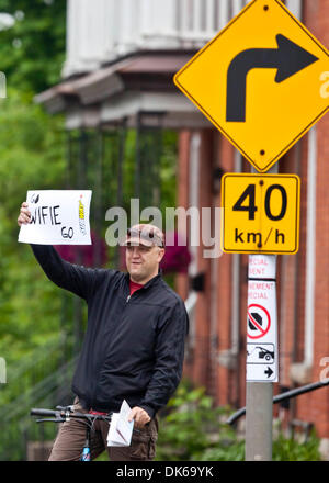 29. Mai 2011 - Ottawa, Ontario, Kanada - 29. Mai 2011 - A unterstützende Ehemann während des nationalen Kapitals-Marathons in der Innenstadt von Ottawa, Ontario, Kanada. (Kredit-Bild: © Leon Switzer/Southcreek Global/ZUMAPRESS.com) Stockfoto