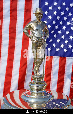 29. Mai 2011 - bespielt Las Colinas, TX, USA - Byron Nelson Trophy hinter der amerikanischen Flagge während der WM-Endrunde am Memorial Day von der HP Byron Nelson das Four Seasons Resort in Las Colinas, TX. (Kredit-Bild: © Patrick Grün/Southcreek Global/ZUMAPRESS.com) Stockfoto