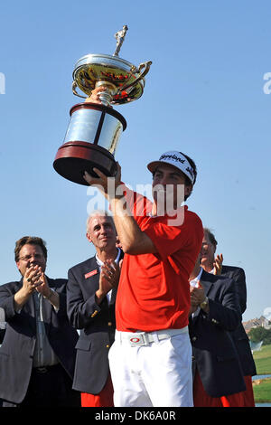 29. Mai 2011 - Las Colinas, TX, USA - Keegan Bradley feiert hält die Byron Nelson Trophäe nach dem Sieg an der Finale am Memorial Day von der HP Byron Nelson spielte während der Meisterschaft das Four Seasons Resort in Las Colinas, TX. (Kredit-Bild: © Patrick Grün/Southcreek Global/ZUMAPRESS.com) Stockfoto