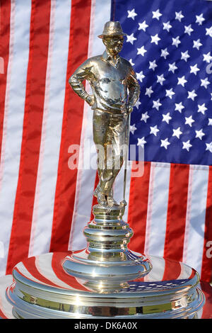 29. Mai 2011 - bespielt Las Colinas, TX, USA - Byron Nelson Trophy hinter der amerikanischen Flagge während der WM-Endrunde am Memorial Day von der HP Byron Nelson das Four Seasons Resort in Las Colinas, TX. (Kredit-Bild: © Patrick Grün/Southcreek Global/ZUMAPRESS.com) Stockfoto