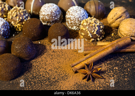 Pralinen mit Anis und Zimt in Dunkelheit Stockfoto