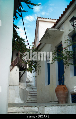 Kleine Straße in Skiathos Griechenland Gebäude mit weiß getünchten Wänden mit blauem Himmel Stockfoto