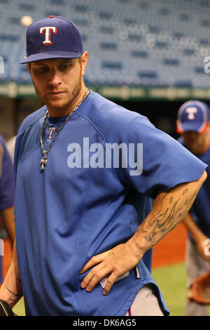 30. Mai 2011 - St. Petersburg, Florida, USA - Texas Rangers linker Feldspieler Josh Hamilton (32) vor dem Spiel bis zwischen die Tampa Bay Rays und Texas Rangers. (Kredit-Bild: © Lukas Johnson/Southcreek Global/ZUMApress.com) Stockfoto