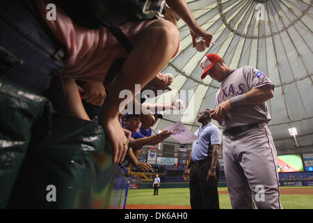 30. Mai 2011 - St. Petersburg, Florida, USA - Texas Rangers linker Feldspieler unterzeichnet Josh Hamilton (32) für Fans während des Spiels oben zwischen den Tampa Bay Rays und Texas Rangers. Rangers gewinnen 11-5. (Kredit-Bild: © Lukas Johnson/Southcreek Global/ZUMApress.com) Stockfoto