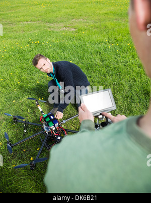 Ingenieure arbeiten an UAV Hubschrauber im Park Stockfoto
