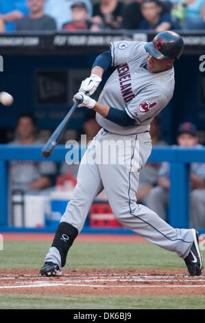 31. Mai 2011 hit - Toronto, Ontario, Kanada - Cleveland Indians bezeichneten Hitter Michael Brantley (23) eine dreifache Tiefe zur rechten Mitte in Aktion in einem Spiel zwischen den Cleveland Indians und die Toronto Blue Jays im Rogers Centre, Toronto, Ontario. Die Cleveland Indians besiegen die Toronto Blue Jays-6 - 3. (Kredit-Bild: © Keith Hamilton/Southcreek Global/ZUMAPRESS.com) Stockfoto