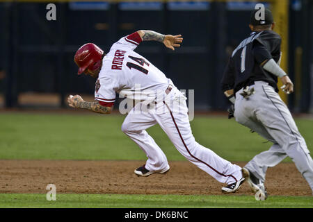 31. Mai 2011 - Phoenix, Arizona, USA - Arizona-Diamantmarkierungen dritte Baseman Ryan Roberts (14) wird in einem heruntergekommenen während einer 5: 2 Niederlage gegen die Florida Marlins gefangen. Die Diamondbacks und Marlins quadriert Weg für das zweite der drei Spielserie im Chase Field in Phoenix Arizona. (Kredit-Bild: © Chris Pondy/Southcreek Global/ZUMAPRESS.com) Stockfoto