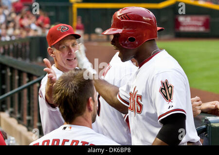 31. Mai 2011 - Phoenix, Arizona, USA - Arizona-Diamantmarkierungen Outfielder Justin Upton (10) wird ein high Five von Trainer Alan Trammell (3) nach der Kollision mit eines Homerun im ersten Inning eines Spiels gegen die Florida Marlins. Die Diamondbacks und Marlins quadriert Weg für das zweite der drei Spielserie im Chase Field in Phoenix Arizona. (Kredit-Bild: © Chris Pondy/Southcreek Global/ZUM Stockfoto