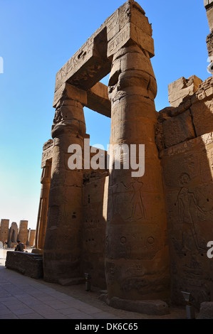 Eingang zum Hof von Ramses II - Luxor-Tempel, Ägypten Stockfoto