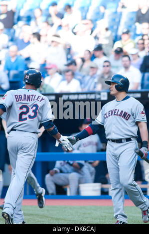 1. Juni 2011 - Toronto, Ontario, Kanada - Cleveland Indians Recht Fielder Shin-soo Choo (17) gratuliert Cleveland Indians Mittelfeld Michael Brantley (23) nach seinem Tor einen Lauf. Die Cleveland Indians spielen die Toronto Blue Jays im Rogers Centre, Toronto, Ontario. Die Indianer führen die Blue Jays 13-3 im 6. Inning. (Kredit-Bild: © Keith Hamilton/Southcreek Glob Stockfoto