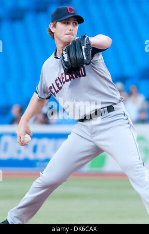 1. Juni 2011 - Toronto, Ontario, Kanada - Cleveland Indians Pitcher Josh Tomlin (43) in Aktion. Die Cleveland Indians spielen die Toronto Blue Jays im Rogers Centre, Toronto, Ontario. Die Indianer führen die Blue Jays 13-3 im 6. Inning. (Kredit-Bild: © Keith Hamilton/Southcreek Global/ZUMAPRESS.com) Stockfoto