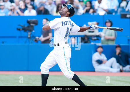 1. Juni 2011 Uhren - Toronto, Ontario, Kanada - Toronto Blue Jays linker Feldspieler Corey Patterson (16) einen Pop up. Die Cleveland Indians spielen die Toronto Blue Jays im Rogers Centre, Toronto, Ontario. Die Indianer führen die Blue Jays 13-3 im 6. Inning. (Kredit-Bild: © Keith Hamilton/Southcreek Global/ZUMAPRESS.com) Stockfoto