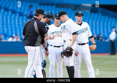 1. Juni 2011 - Toronto, Ontario, Kanada - Toronto Blue Jays Krug Shawn Camp (57) übergibt den Ball an Toronto Blue Jays Manager John Ferrell. Die Cleveland Indians spielen die Toronto Blue Jays im Rogers Centre, Toronto, Ontario. Die Indianer führen die Blue Jays 13-6 nach dem 6. Inning. (Kredit-Bild: © Keith Hamilton/Southcreek Global/ZUMAPRESS.com) Stockfoto