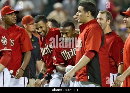 1. Juni 2011 - Umarmung Phoenix, Arizona, USA - Arizona-Diamantmarkierungen Outfielder bekommt Justin Upton (10) von Teamkollege Chris Young (24) nach dem Aufstehen des Spiel zu Gewinnens im 10. Inning von einem 6-5 Sieg über die Florida Marlins getroffen. Die Diamondbacks und Marlins quadriert Weg zum zweiten das Endspiel der drei Spielserie im Chase Field in Phoenix Arizona. (Kredit-Bild: © Chris Pondy Stockfoto