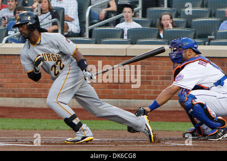 1. Juni 2011 - trifft Flushing, New York, USA - Pittsburgh Pirates Center Fielder Andrew McCutchen (22) eine Infield Single gegen die New York Mets im ersten Inning bei Citi Field, Flushing, NY. (Kredit-Bild: © Debby Wong/Southcreek Global/ZUMAPRESS.com) Stockfoto