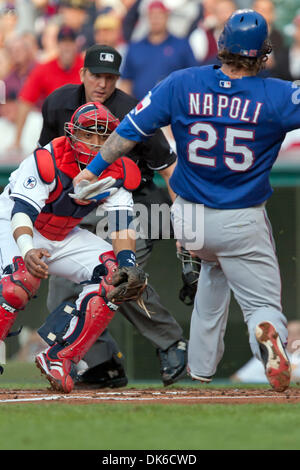 3. Juni 2011 - Cleveland, Ohio, USA - Cleveland Catcher Carlos Santana (41) wartet auf den Teller, das Tag aus Texas Catcher Mike Napoli (25) während der zweiten Inning umzusetzen.  Die Texas Rangers führen die Cleveland Indians 2: 0 im vierten Inning auf Progressive Field in Cleveland, Ohio. (Kredit-Bild: © Frank Jansky/Southcreek Global/ZUMAPRESS.com) Stockfoto