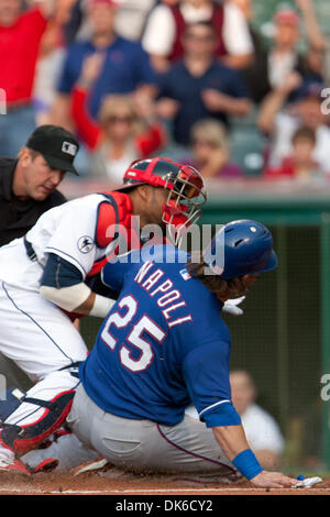 3. Juni 2011 - Cleveland, Ohio, USA - Cleveland Catcher Carlos Santana (41)-Tags aus Texas Catcher Mike Napoli (25) auf die Platte während der zweiten Inning.  Die Texas Rangers gegen die Cleveland Indians 11-2 in Progressive Field in Cleveland, Ohio. (Kredit-Bild: © Frank Jansky/Southcreek Global/ZUMAPRESS.com) Stockfoto