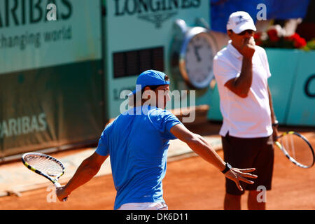 3. Juni 2011 - Paris, Frankreich - RAFAEL NADAL (SPA) üben mit seinem Onkel und Trainer TONI NADAL, bevor die Männer-Halbfinale Spiel des Turniers 2011 Roland Garros in Paris. (Kredit-Bild: © Andrea Ranalli/Southcreek Global/ZUMAPRESS.com) Stockfoto