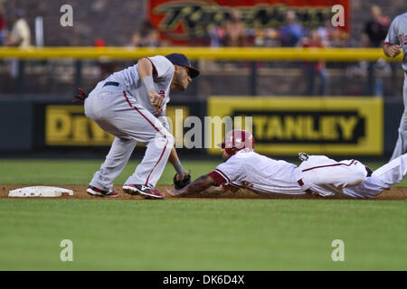 3. Juni 2011 - Phoenix, Arizona, USA - Arizona-Diamantmarkierungen dritte Baseman Ryan Roberts (14) Sekunde stehlen von Washington Nationals kurzen Stopp Ian Desmond (6) erwischt. Die Diamondbacks und Staatsangehörigen quadriert Weg für die zweite der vier Spielserie im Chase Field in Phoenix Arizona. (Kredit-Bild: © Chris Pondy/Southcreek Global/ZUMAPRESS.com) Stockfoto