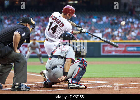 3. Juni 2011 - Phoenix, Arizona, USA - Arizona-Diamantmarkierungen dritte Baseman Ryan Roberts (14) wird einen Hit, während das erste Inning einen 4: 0-Sieg über die Washington Nationals. Die Diamondbacks und Staatsangehörigen quadriert Weg für die zweite der vier Spielserie im Chase Field in Phoenix Arizona. (Kredit-Bild: © Chris Pondy/Southcreek Global/ZUMAPRESS.com) Stockfoto