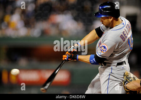 13. Juni 2011 - nehmen PENNSYLVANNIA, Pittsburgh, USA - New York Mets Recht Fielder Carlos Beltran (15) Garten, im neunten Inning als die Pittsburgh Pirates auf der New York Mets im PNC Park in Pittsburgh, PA... Piraten besiegen die Mets 3-1. (Kredit-Bild: © Dean Beattie/Southcreek Global/ZUMAPRESS.com) Stockfoto