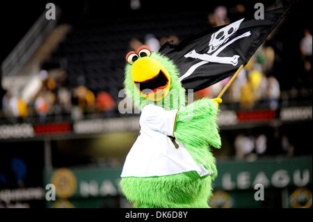 13. Juni 2011 - Pittsburgh, PENNSYLVANNIA, Wellen US - The Pirate Parrot der "Jolly Roger" als die Pittsburgh Pirates die New York Mets durch eine Kerbe von 3-1 im PNC Park in Pittsburgh, PA besiegten... Piraten besiegen die Mets 3-1. (Kredit-Bild: © Dean Beattie/Southcreek Global/ZUMAPRESS.com) Stockfoto