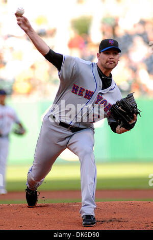 13. Juni 2011 - nehmen PENNSYLVANNIA, Pittsburgh, USA - New York Mets Start Krug bekommt Mike Pelfrey (34) auf dem Hügel als die Pittsburgh Pirates lose auf die New York Mets im PNC Park in Pittsburgh, PA... Piraten besiegen die Mets 3-1. (Kredit-Bild: © Dean Beattie/Southcreek Global/ZUMAPRESS.com) Stockfoto